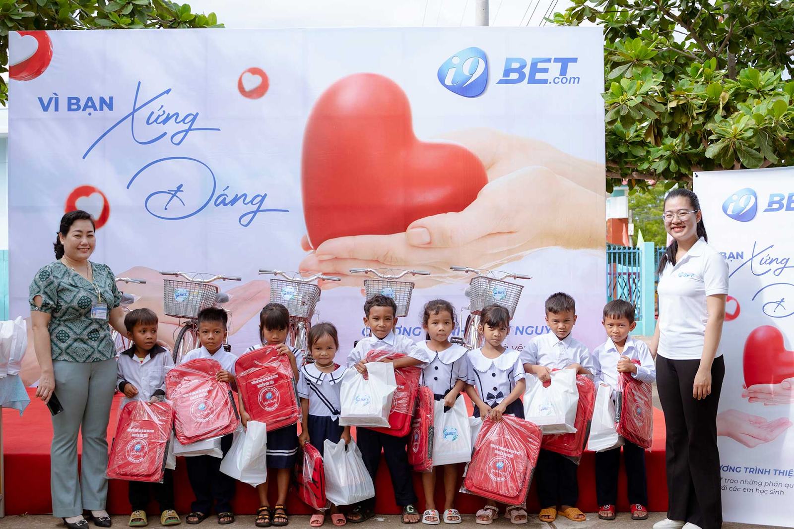 i9bet-trao-qua-cho-cac-em-hoc-sinh-vung-cao-218