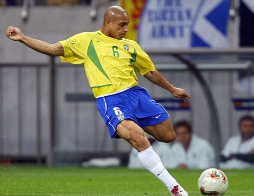 ly-giai-thu-vi-ve-cu-sut-cua-roberto-carlos-296