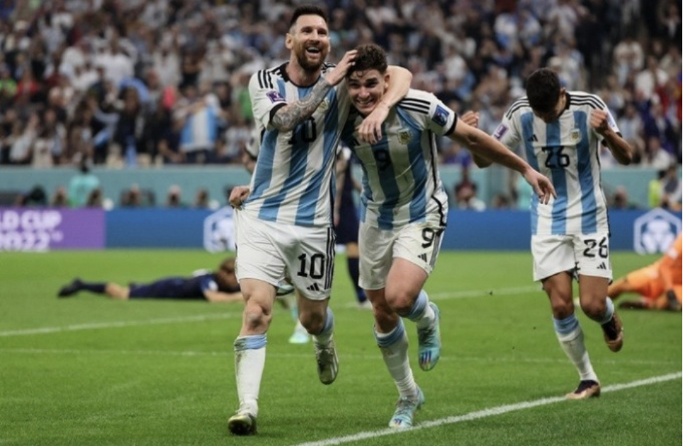 lieu-messi-co-phai-la-cau-thu-bong-da-vi-dai-nhat-lich-su-the-gioi-401